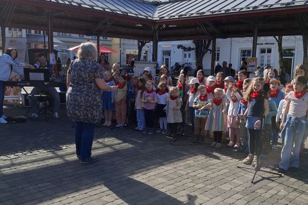Kinder der Fröbelschule und des Gerd-Schüttler-Kinderchores singen das gemeinsam entwickelte "Arnsberger Demokratie-Lied"  "Gewalt - nein danke, Hass und Wut - auf keinen Fall".