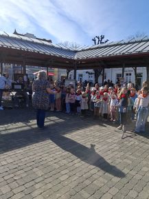 Kinder der Fröbelschule und des Gerd-Schüttler-Kinderchores singen das gemeinsam entwickelte "Arnsberger Demokratie-Lied"  "Gewalt - nein danke, Hass und Wut - auf keinen Fall".