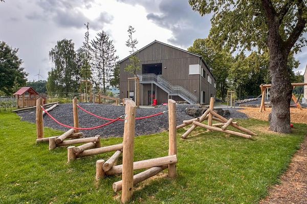 Spielgeräte und -bereich im neuen Außenbereich der KiTa 'Löwenzahn' im Projekt 'Leben & Lernen' im Schulareal Dinschede | © Stadt Arnsberg
