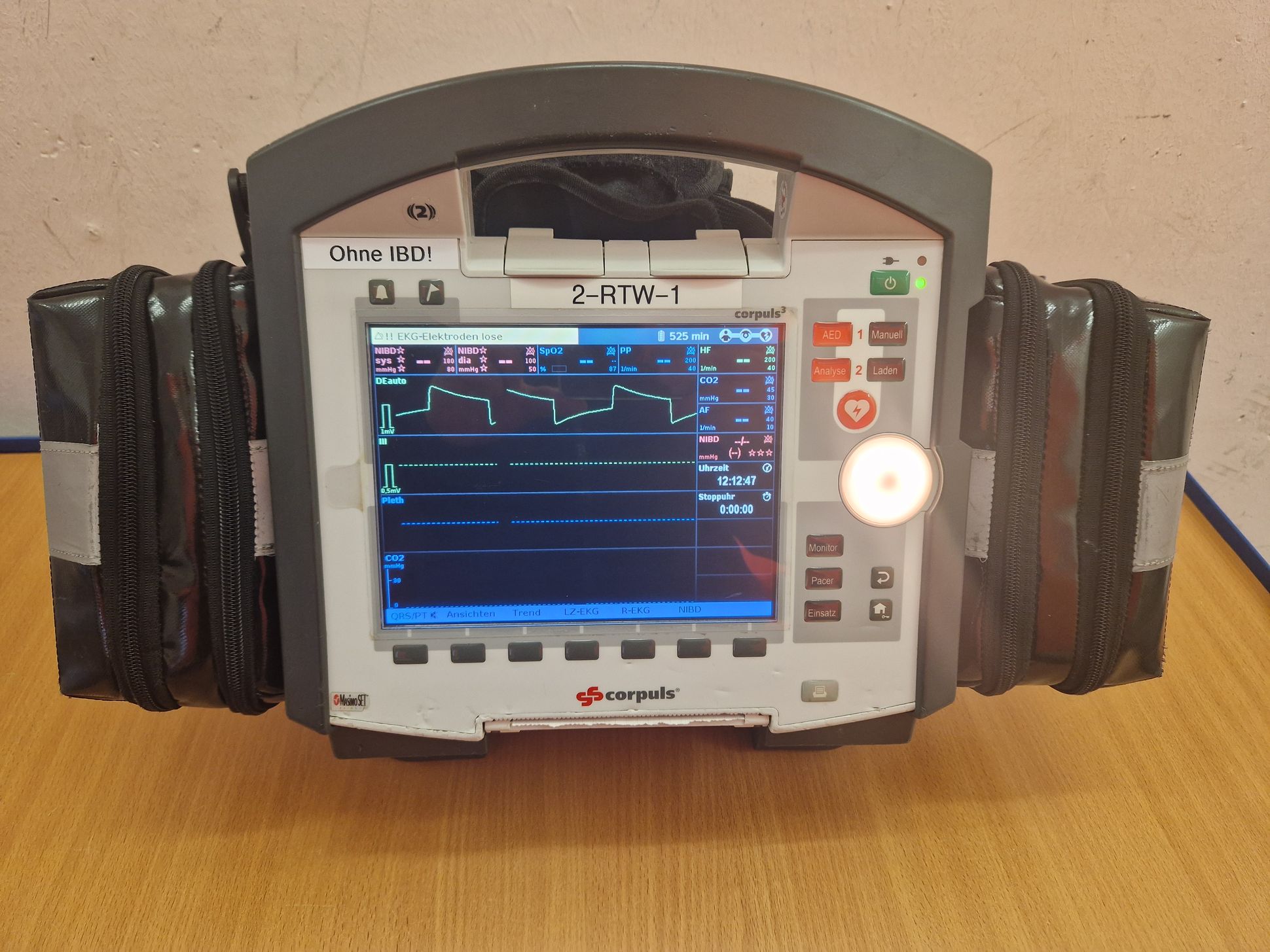 Corpuls C³, Gerät zur erhebung der Vitalparameter, Gleichzeitig dient es als Defibrilator bei Reanimationen