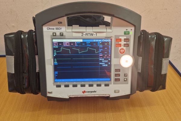 Corpuls C³, Gerät zur erhebung der Vitalparameter, Gleichzeitig dient es als Defibrilator bei Reanimationen