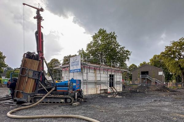 Baustart der Technikzentrale sowie Bohrung der Erdsonden zur künftigen Wärmeversorgung im Projekt 'Leben & Lernen' im Schulareal Dinschede | © Stadt Arnsberg