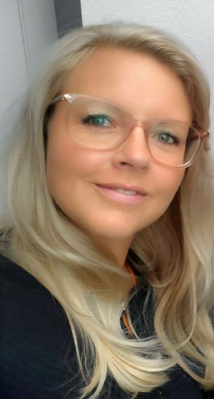 Das Foto zeigt ein Porträt von Mitarbeiterin Imke Möckel