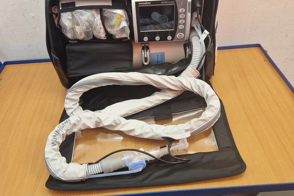 Beatmungsgerät Medumat Standard² mit geöffneter front, mit Beatmungsschlauch