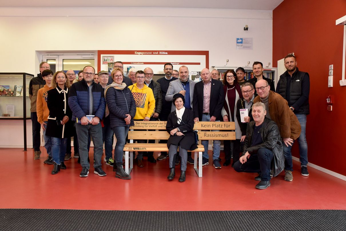 Gruppenbild während der Einweihung der Bank gegen Rassismus