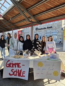 Schülerinnen der Grimmeschule verkaufen Essen für den guten Zweck