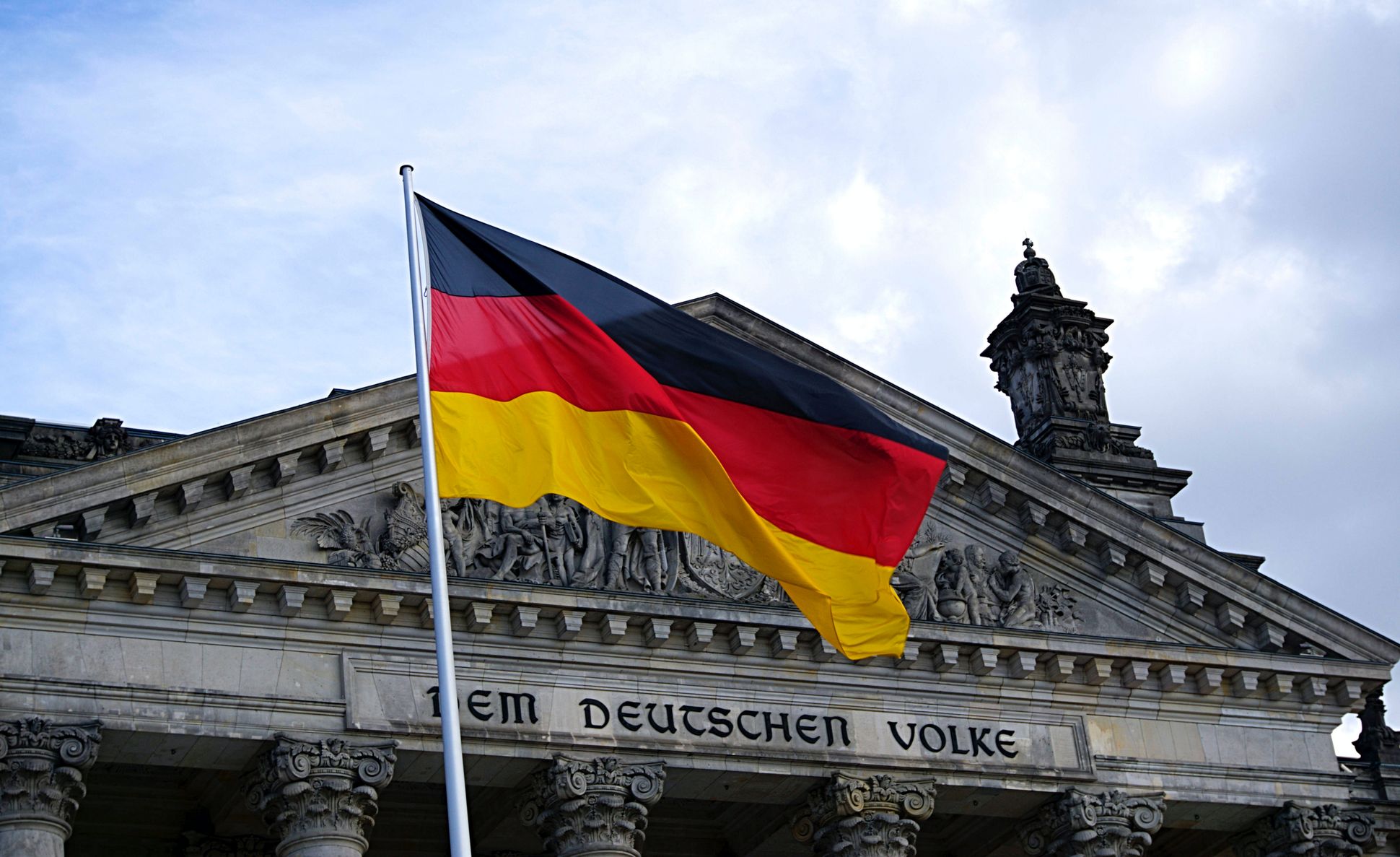 Bundestag mit deutscher Flagge