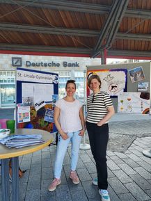 Zwei Lehrerinnen des Sankt Ursula Gymnasiums präsentieren ihre Aktionen zur Demokratiebildung