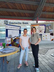 Zwei Lehrerinnen des Sankt Ursula Gymnasiums präsentieren ihre Aktionen zur Demokratiebildung