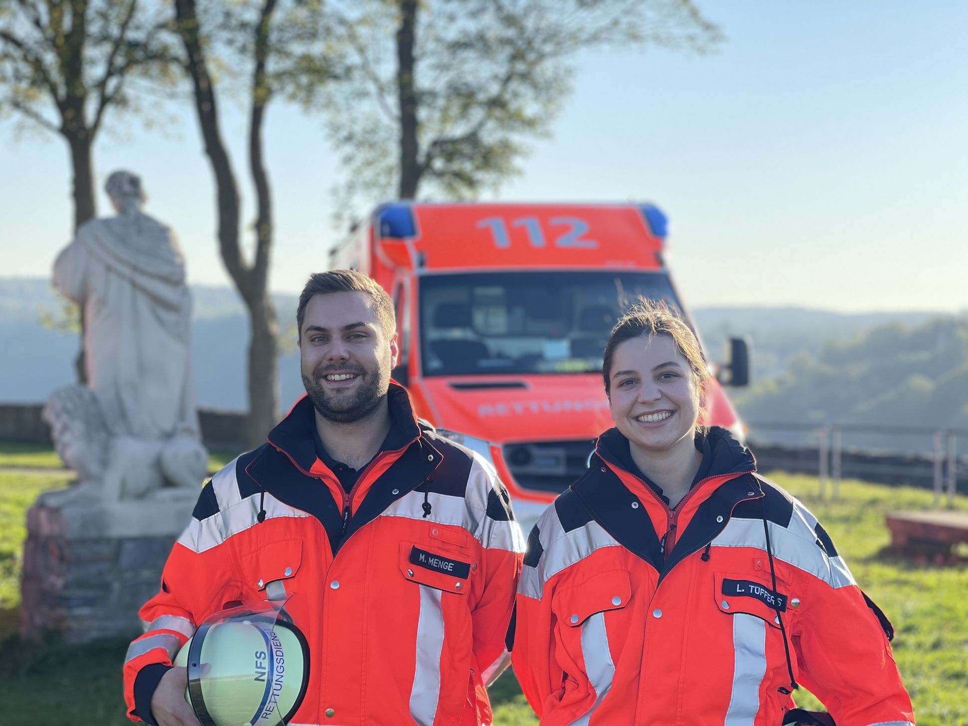 Zwei Notfallsanitäter vor der Schlossruine Arnsberg