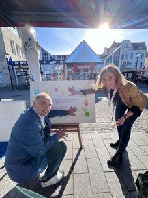 Bürgermeister Bittner und Dezernatsleitung Esther von Kuczkowski hinterlassen ihren Handabdruck als Zeichen für die Gleichheit aller Menschen