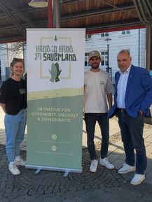 Bürgermeister Bittner mit zwei Aktiven von "Hand in Hand im Sauerland, einer Initiative für Offenheit, Vielfalt und Demokratie "