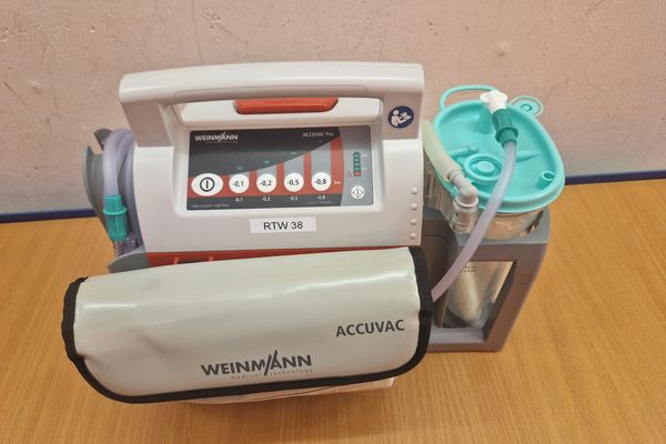 Gerät unter anderm zum Absaugen von Körperflüssigkeiten