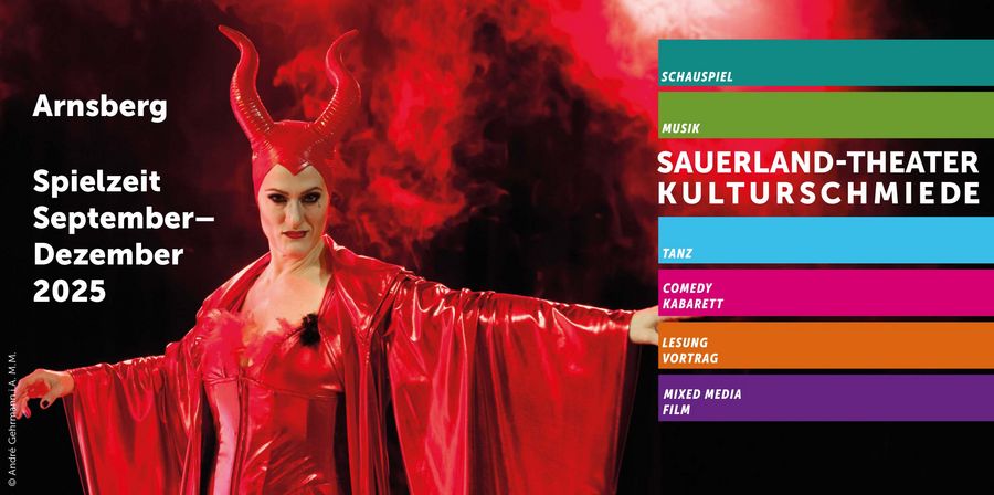 Das Titelbild zeigt eine Person in einem auffälligen roten Kostüm, das an einen Teufel oder Dämon erinnert. Die Person trägt ein glänzendes, rotes Outfit mit langen Ärmeln. Auf dem Kopf trägt sie eine auffällige Kopfbedeckung mit zwei großen, nach oben gebogenen Hörnern. Im Hintergrund ist roter Nebel oder Rauch, der eine dramatische Atmosphäre erzeugt.  Links auf dem Bild steht in weißer Schrift:  "Arnsberg"  "Spielzeit September—Dezember 2025"  Rechts sind farbige Balken mit verschiedenen Kategorien und dem Titel der Veranstaltung:  Schauspiel (türkis)  Musik (grün)  Sauerland-Theater Kulturschmiede (weiß, groß)  Tanz (hellblau)  Comedy Kabarett (pink)  Lesung Vortrag (orange)  Mixed Media Film (violett)  Das Bild vermittelt einen starken, dramatischen Eindruck und weist auf ein vielfältiges Kulturprogramm im Sauerland-Theater in Arnsberg für die Spielzeit von September bis Dezember 2025 hin.