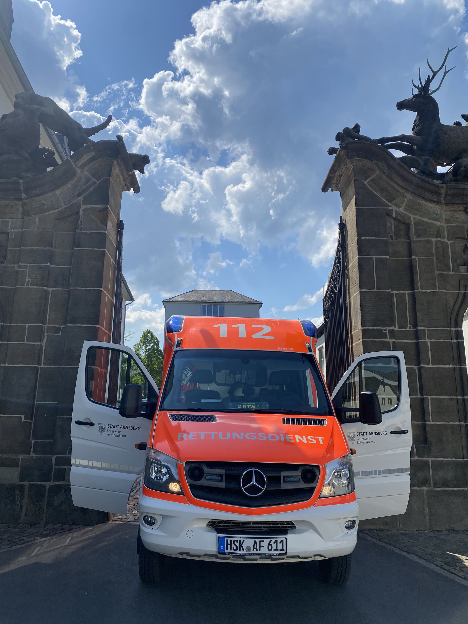 Ein Rettungswagen parkt am Hirschberger Tor in Arnsberg