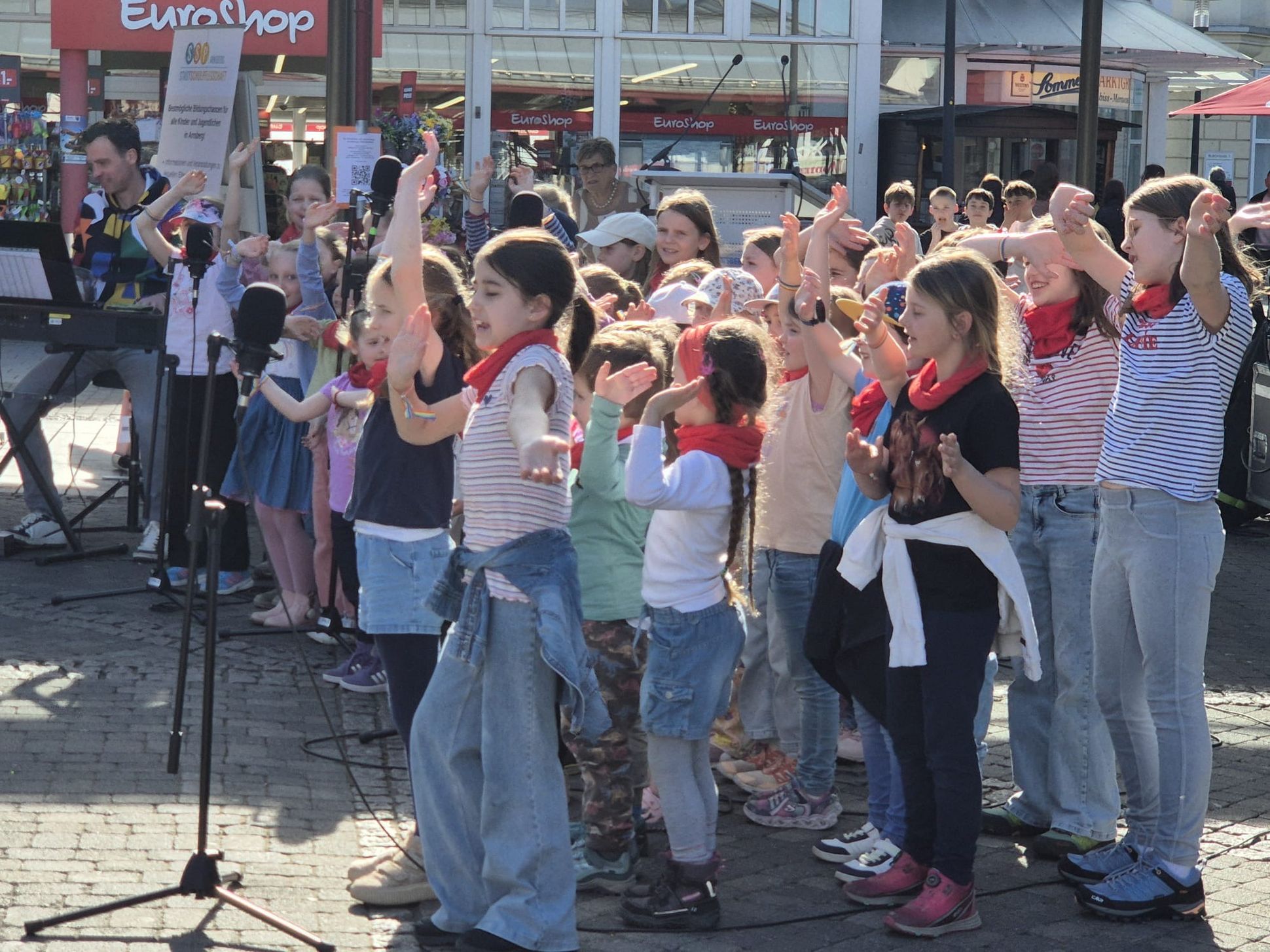 Kinder tanzen beim Internationalen Tag gegen Rassismus