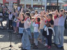 Kinder tanzen beim Internationalen Tag gegen Rassismus