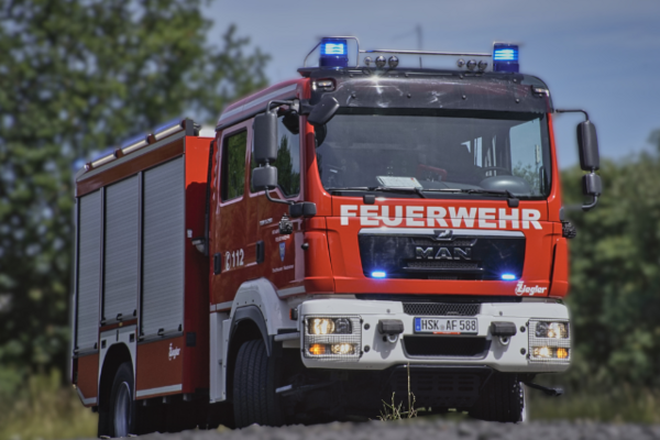 Das in der DIN 14530 Löschfahrzeuge – Teil 22: Tanklöschfahrzeug TLF 3000[5] normierte Fahrzeug hat eine vom Fahrzeugmotor angetriebene Feuerlöschkreiselpumpe, eine Schnellangriffseinrichtung, einen Löschwasserbehälter und eine feuerwehrtechnische Beladung.