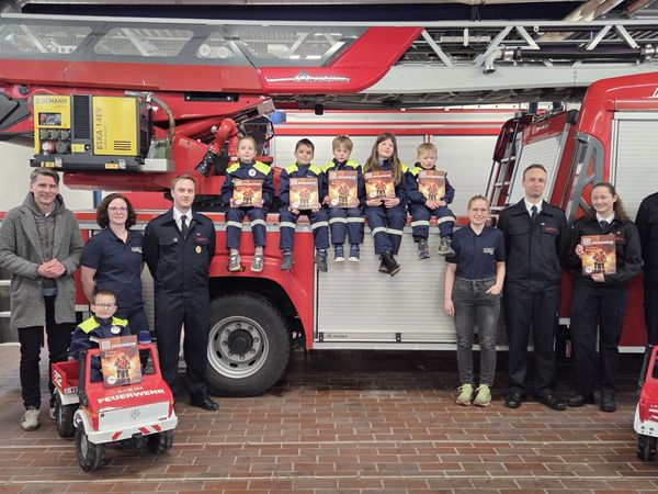 WEPA Stiftung unterstützt Kinderfeuerwehr Arnsberg mit umfangreicher Bücherspende