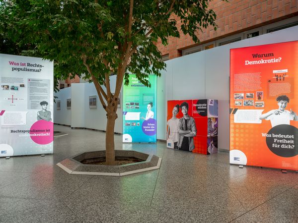 Ausstellung „Demokratie stärken – Rechtsextremismus bekämpfen“