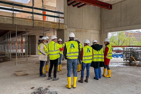 Baustellenbegehung Rathaussanierung zum Tag der Städtebauförderung am 04.05.2024 | © Stadt Arnsberg
