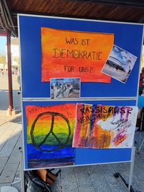 Eine Stellwand mit von Schülern gestalteten Plakaten zum Thema Demokratie