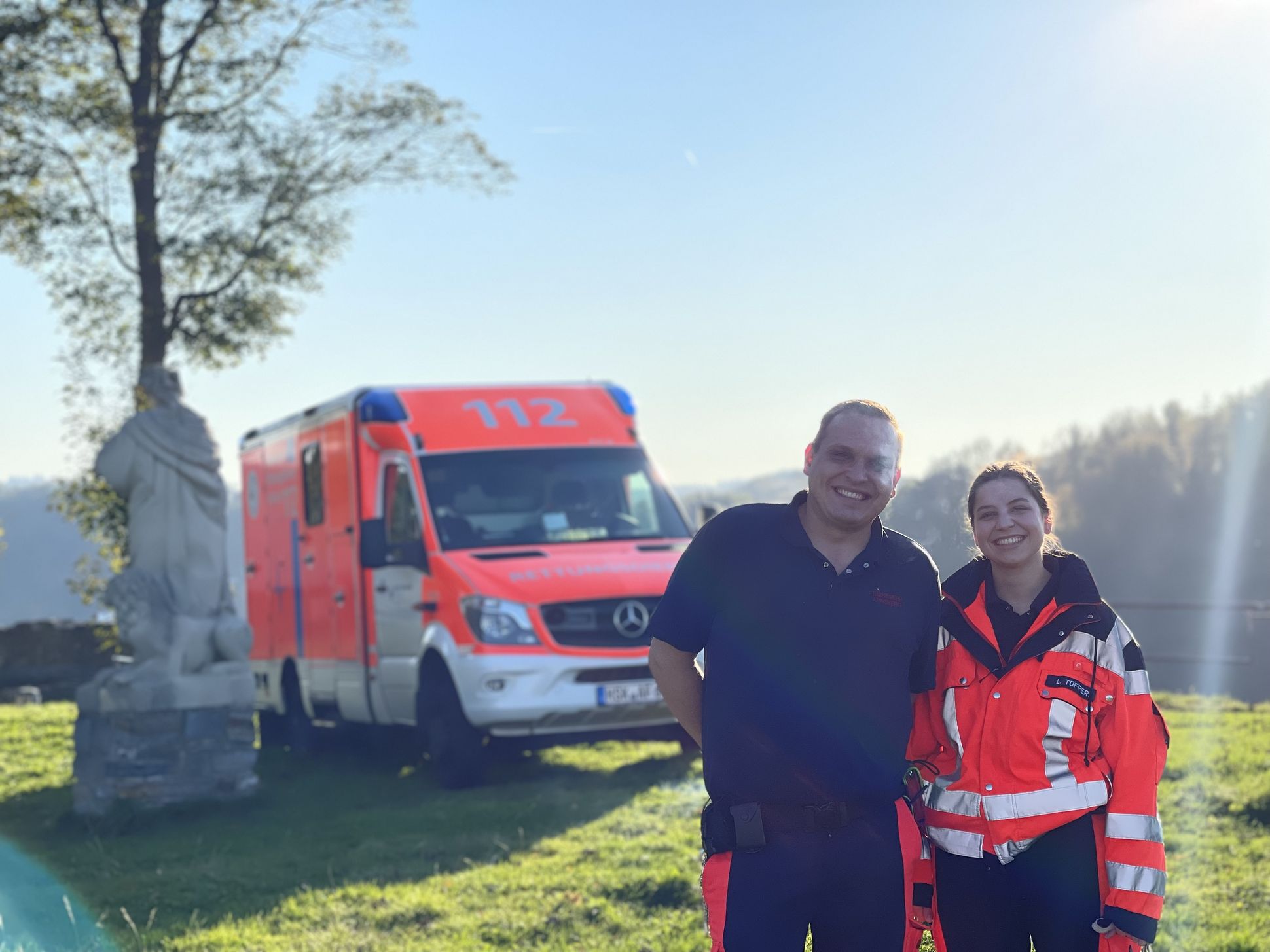 Zwei Rettungsdienstmitarbeiter vor der Schlossruine 