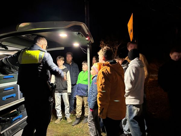 Jugendfeuerwehr bei der Polizei 