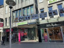 Bei der Wäscheleine-Aktion sind Plakate quer durch die Neheimer Fußgänger aufgehängt