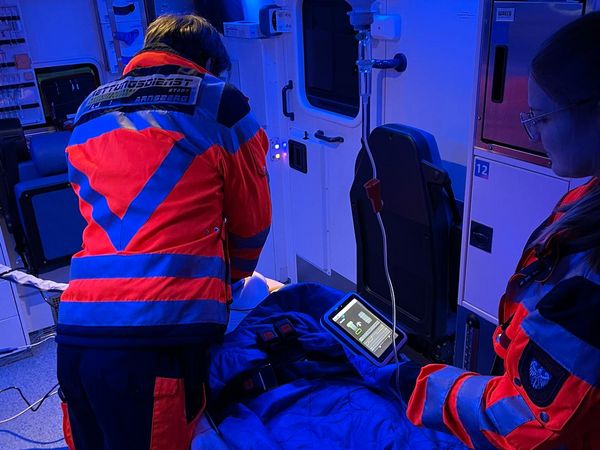 Durführung einer Reanimationsübung bei Traumalicht im RTW mit unserem Auszubildenden