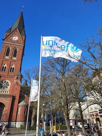 Die UNICEF-Fahne weht vor dem Neheimer Dom