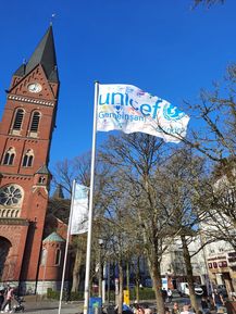 Die UNICEF-Fahne weht vor dem Neheimer Dom