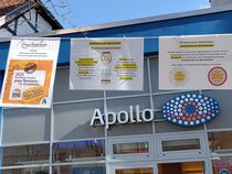 Bei der Wäscheleine-Aktion sind Plakate quer durch die Neheimer Fußgängerzone aufgehängt