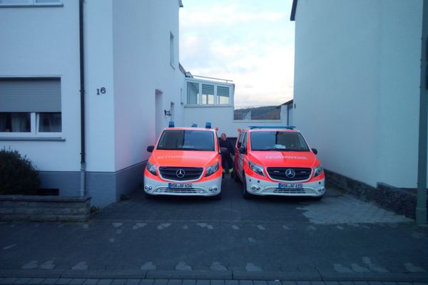 zwei NEF´s vor dem NEF Apartment in Hüsten