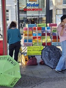 Die Omas gegen rechts präsentieren ihre Bausteine für eine lebendige Demokratie