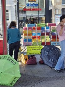 Die Omas gegen rechts präsentieren ihre Bausteine für eine lebendige Demokratie