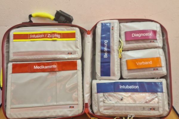 Notfall- und Rettungsrucksack geöffnet mit den Modultaschen