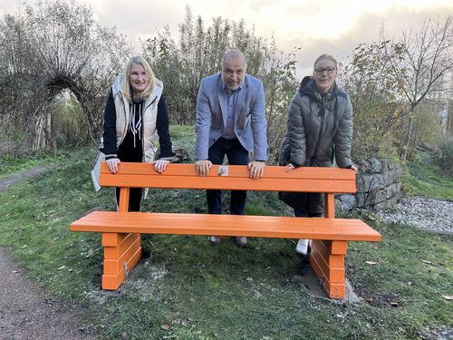 Orangene Bänke als Zeichen gegen Gewalt an Frauen