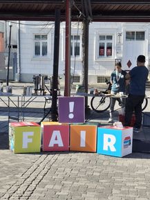Große Pappwürfel mit der Aufschrift fair!