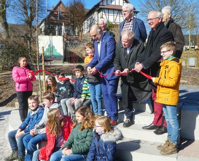 Foto der offiziellen Übergabe des Heinrich-Knoche-Platzes durch den BM Bittner