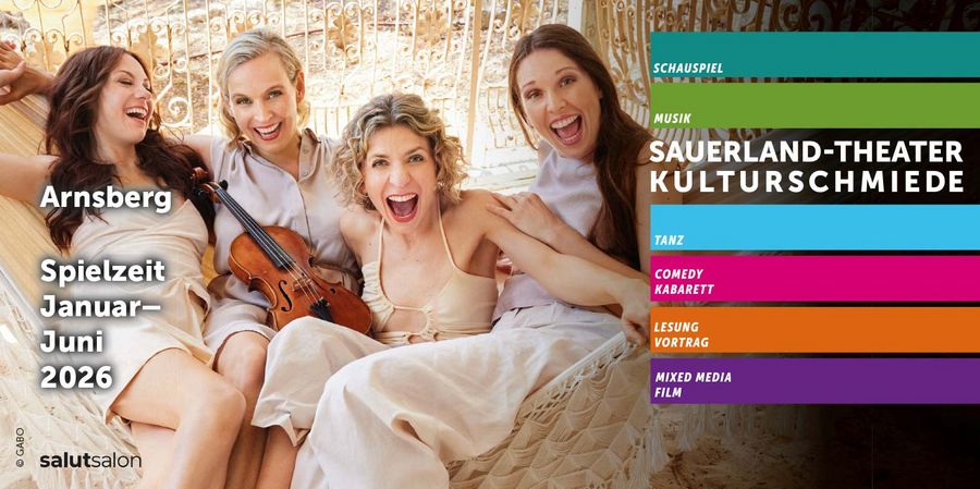 Auf dem Bild ist ein fröhliches, hell gestaltetes Werbemotiv für das Sauerland-Theater und die KulturSchmiede Arnsberg zu sehen – speziell für die Spielzeit Januar–Juni 2026.  Linke Seite  Zu sehen sind vier Frauen, die herzlich lachen. Sie tragen helle, sommerliche Kleidung in Beige- und Cremetönen. Eine der Frauen hält eine Geige, was darauf hindeutet, dass es sich um ein musikalisches Ensemble handelt. Die Stimmung ist lebendig, warm und freundschaftlich.  Der Text auf der linken Seite lautet:  Arnsberg  Spielzeit Januar–Juni 2026  Unten steht der Name salutsalon, der Name des Ensembles.  Rechte Seite  Rechts befindet sich ein farbiger Block mit Programmrubriken für die Spielzeit, typografisch klar getrennt durch farbige Balken:  Schauspiel (türkis)  Musik (hellgrün)  SAUERLAND-THEATER / KULTURSCHMIEDE (als zentrale Überschrift)  Tanz (blau)  Comedy / Kabarett (pink)  Lesung / Vortrag (orange)  Mixed Media / Film (violett)  Der Hintergrund zeigt ein warmes, sonniges Ambiente.