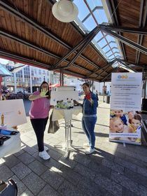 Die Arnsberger Stadtschulpflegschaft mit einem Stand beim Internationalen Tag gegen Rassismus