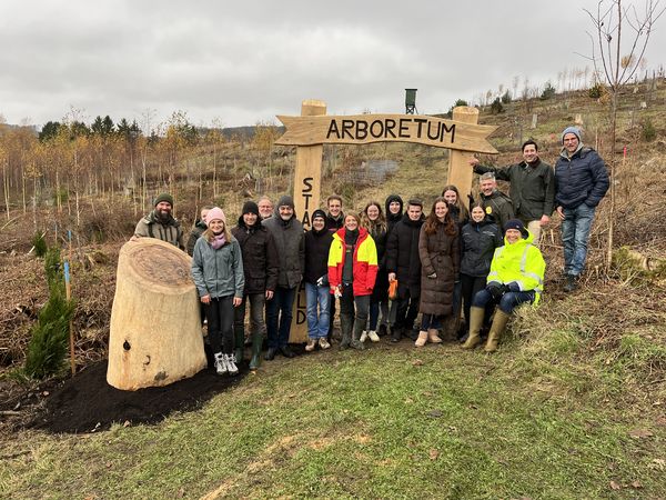 Pflanzaktion mit WaldLokal (1)